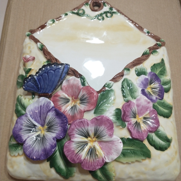 Wall Pocket Planter w/ Colorful Floral Design,  7 .75 "by 10.5 "and a 1/2" - Picture 4 of 14